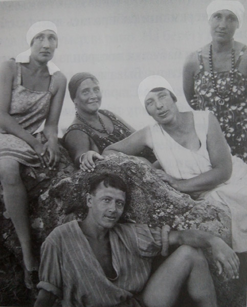 Н.А. Обухова с Павловыми (справа налево) - Екатерина, Александра, Алексей, Анна. Коктебель, 1920-е годы.