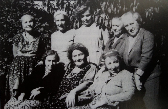Н.А. Обухова с сёстрами Павловыми, своими домработницами и М.С. Барсамовой. Феодосия, октябрь 1958 г.