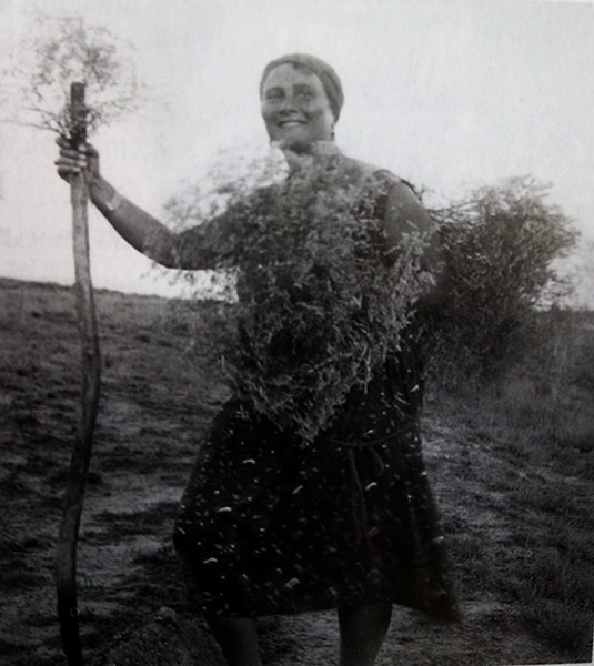 Н.А. Обухова в горах Коктебеля с букетом бессмертника. 1930-е