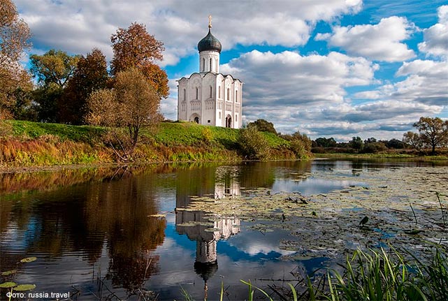 Церковь Покрова на Нерли в Белгородской области, открытой для гостей.