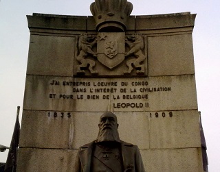 Памятник Леопольду II, где размещена благодарность ему за освоение Конго