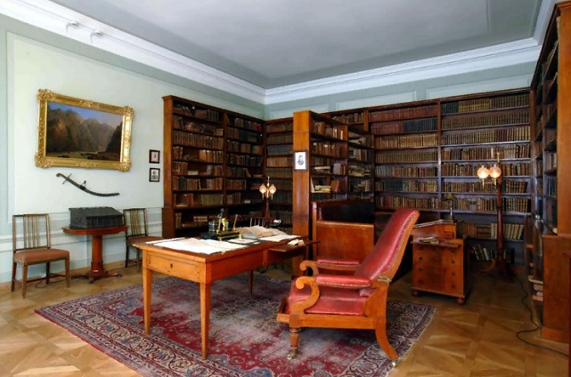 Домашняя библиотека в кабинете Пушкина