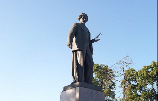Памятник И.Е. Репину на Болотной площади