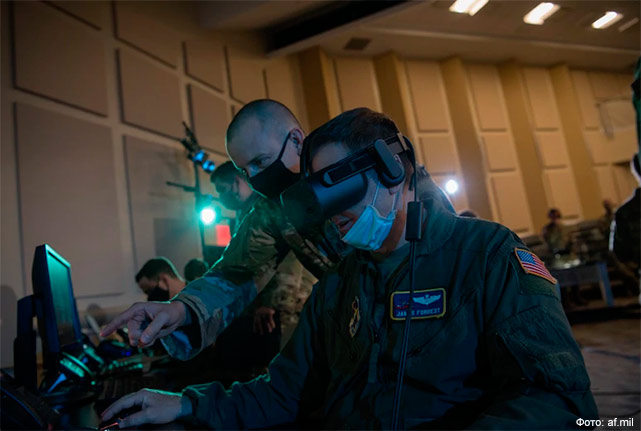Офицеры США за работой с Передовой системой управления боем (ABMS)