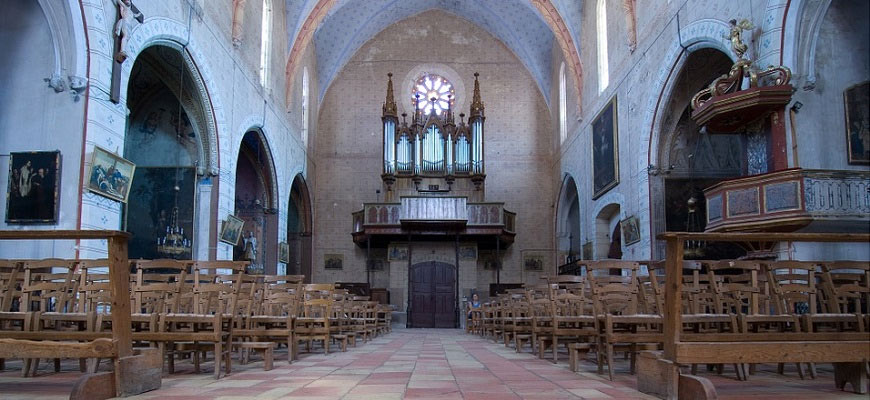 Французские политики потребовали открыть церкви
