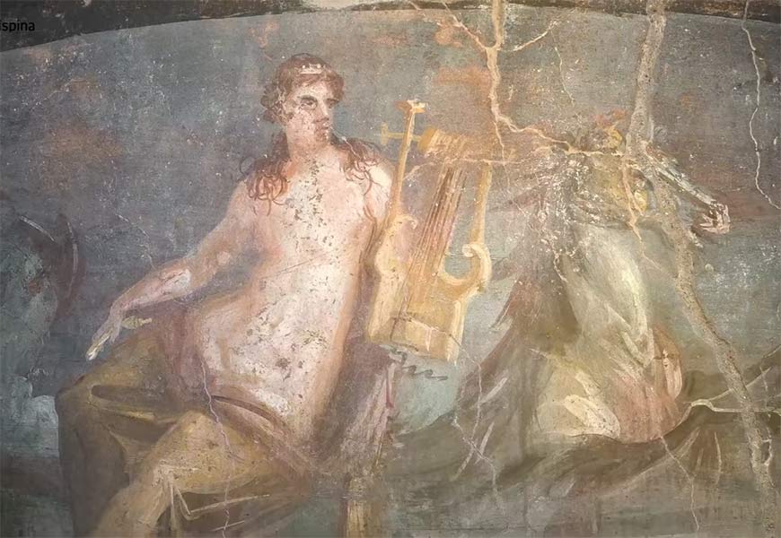 Изображение Нереиды верхом на морском коне на фасаде термополиума в Помпеях.