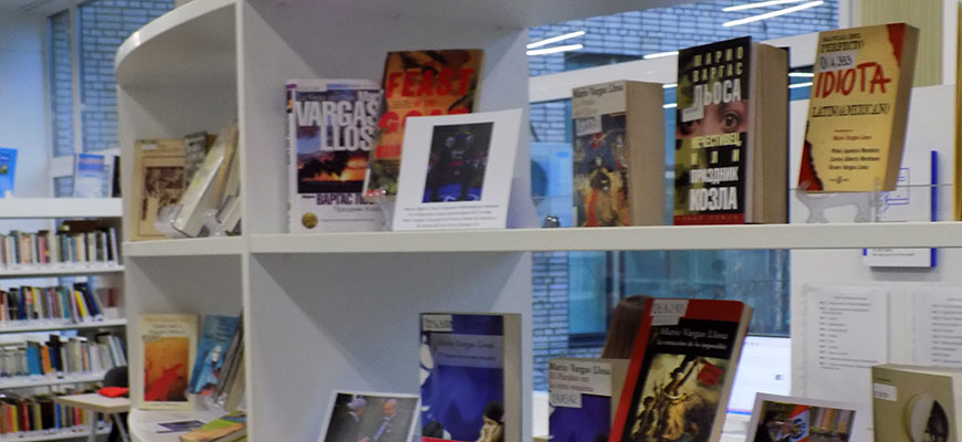 В Ибероамериканском культурном центре открылась выставка изданий Марио Варгаса Льосы на разных языках из фондов Библиотеки иностранной литературы.