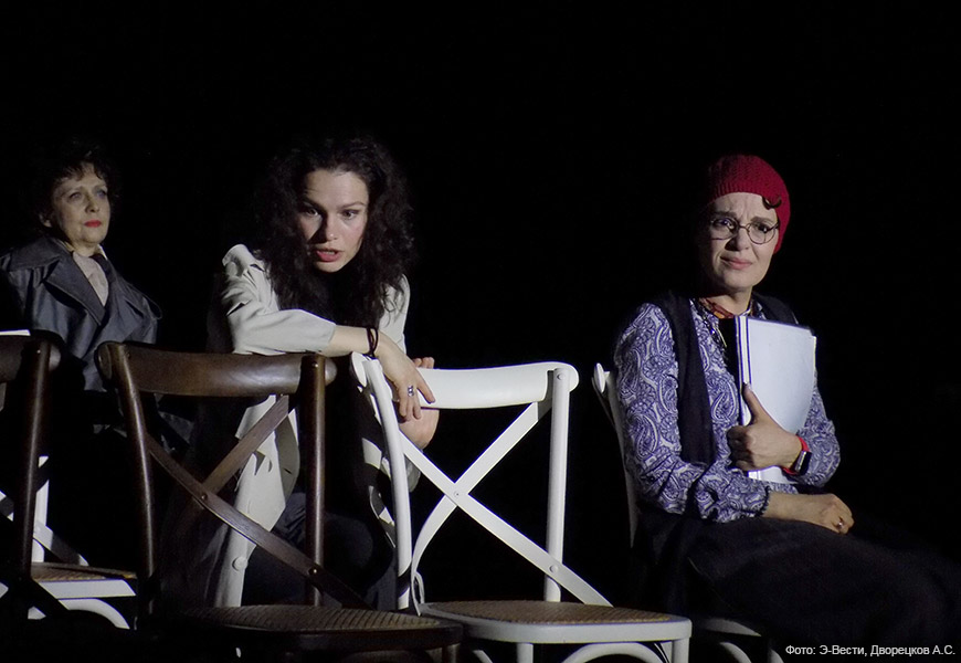 Мария Орлова и Анастасия Светлова в спектакле ХочуНеМогу