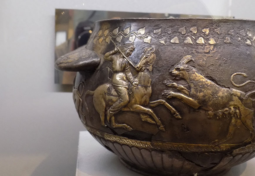 Сосуд со сценой охоты. Серебро с позолотой. рубеж 5-4 веков до н.э.