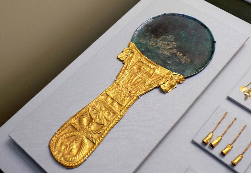 Бронзовое зеркало с золотой накладкой рукояти. II-I вв до н.э. Сарматские могильники Поволжья и Северного Причерноморья.