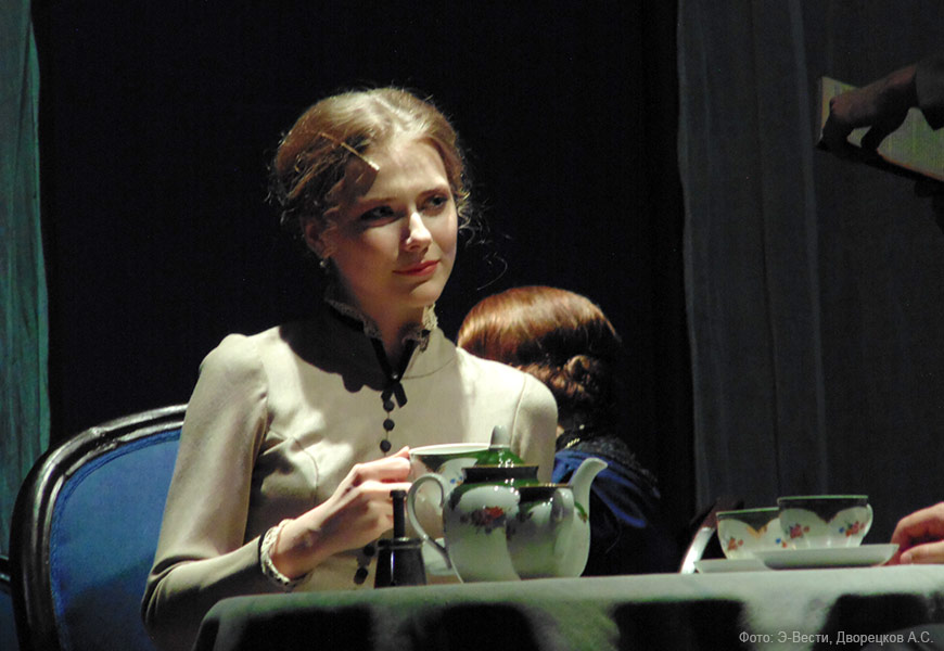 Полина Маркелова (одна из сестёр Прозоровых - Ирина) в спектакле Розовое платье