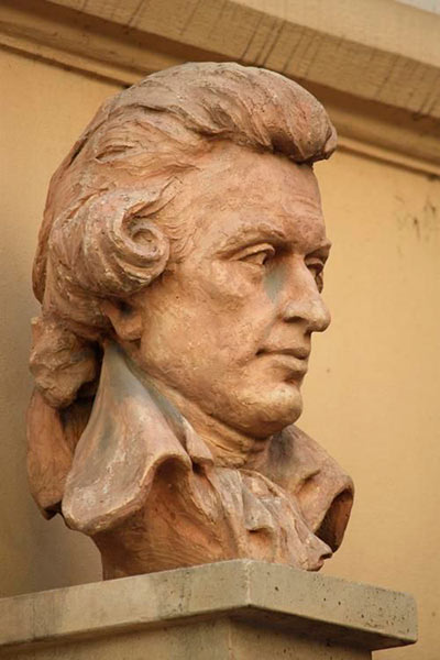 Бюст композитора установлен на доме на улице Мелантрихова в Праге, который выдается за место рождения композитора. На самом деле место появления на свет Йозефа Мысливечека точно не установлено. Скорее всего, он родился не в Праге.