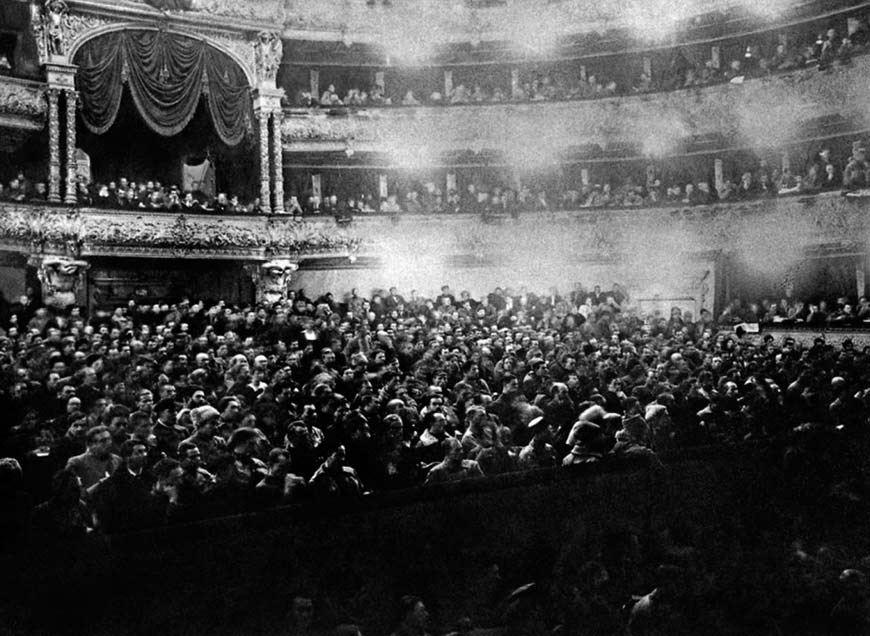 I съезд Советов в декабре 1922 года состоялся в зале Большого театра. Здесь, в окружении богатых лож, сукна и хрустальных люстр, большевики впервые объявили о создании Союза Советских Социалистических Республик.