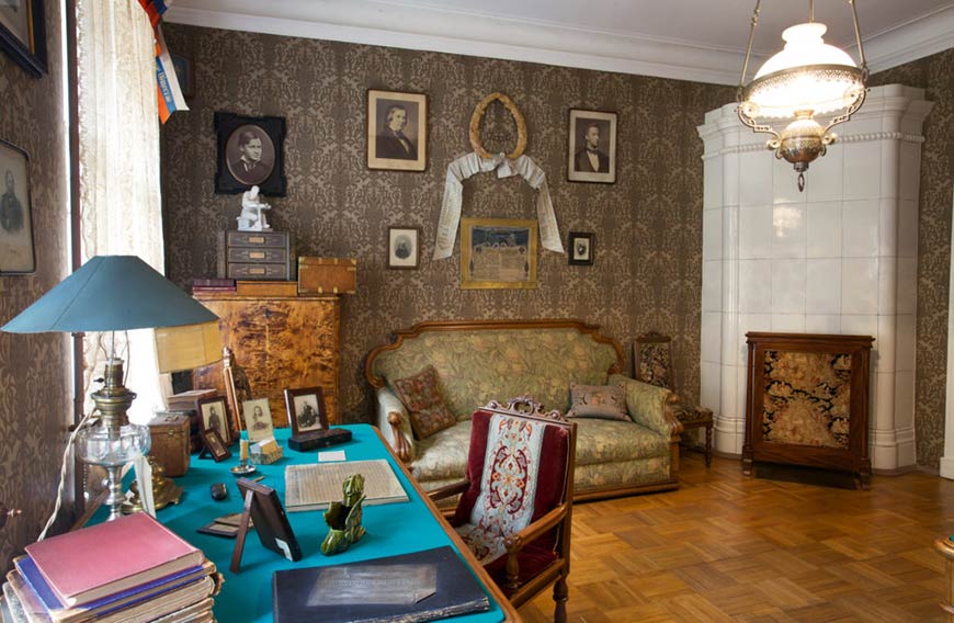 Обстановка кабинета Римского-Корсакова, сохраненная в Мемориальном музее-квартире в Санкт-Петербурге. Современники вспоминали, что на столе композитора всегда царил идеальный порядок.