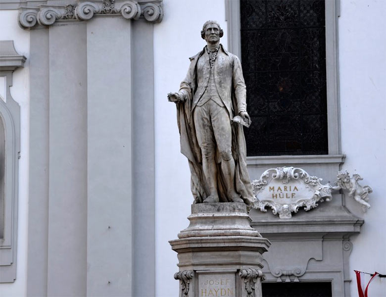 Памятник Йозефу Гайдну в Вене установлен у церкви святого Михаэля, в которой юный музыкант играл на органе.