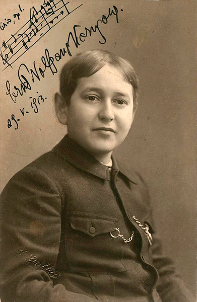 Юный Эрих Вольфганг Корнгольд в 1913 году (16 лет). На подписи – фрагмент Фортепианного трио ре мажор, опубликованного в 1910 году под опусом №1.