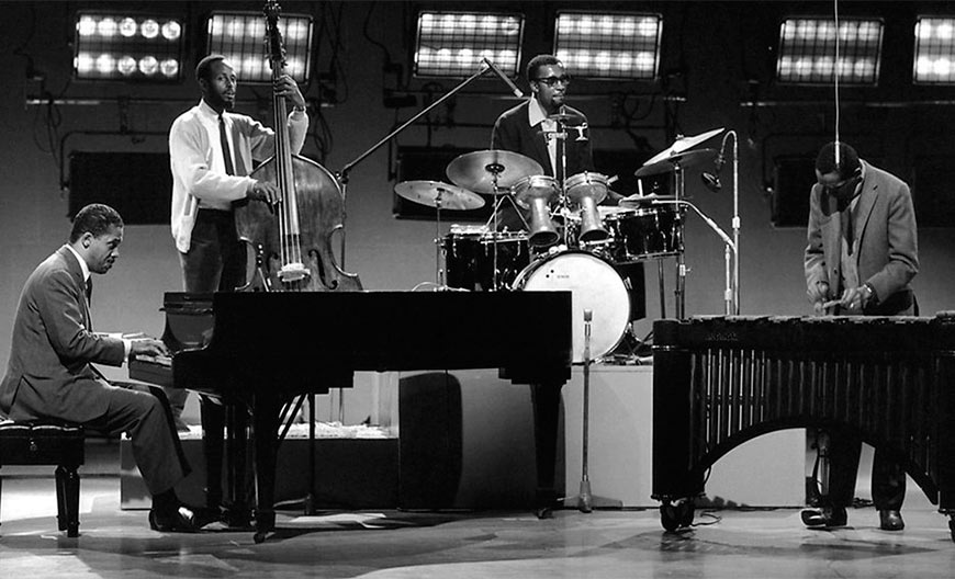 Modern Jazz Quartet: Джон Льюис (фортепиано), Перси Хит (контрабас), Конни Кей (ударные) и Милтон Джексон (вибрафон).