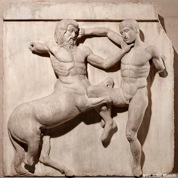Метопа кентавра и Лапита из Афин, Греция, 447-438 гг. до н.э. Эта метопа – одна из 92 частей – показывает битву между человеком–лапифом и кентавром.