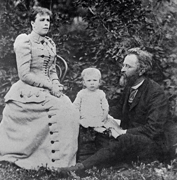 Семья Прокофьевых: папа Сергей Алексеевич, мама Мария Григорьевна и сын Сережа (ок. 1892)