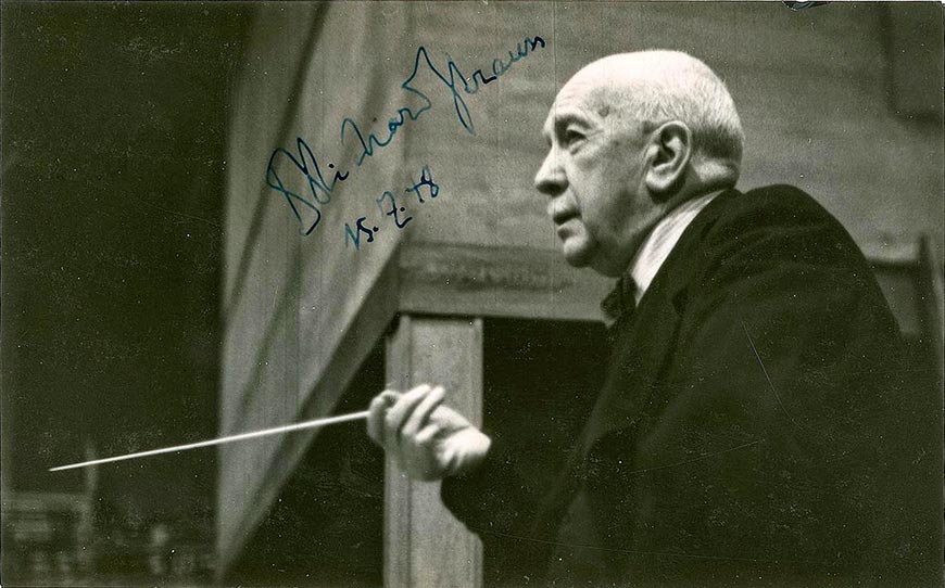Фотография Рихарда Штрауса с его автографом, датированным 15 июля 1948 года. Маэстро запечатлен во время работы с оркестром.
