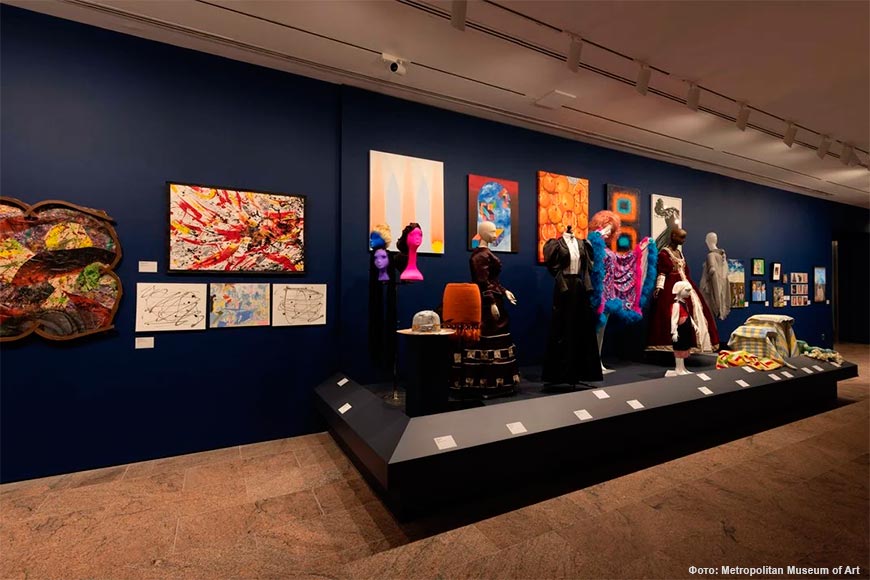 На выставке представлены все виды художественного творчества - от картин и фотографий до скульптур, инсталляций и костюмов. 