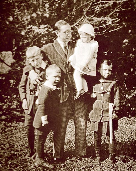 Игорь Стравинский с детьми: сыновья Федор и Святослав слева, справа – дочь Людмила, на руках – младшая Милена.