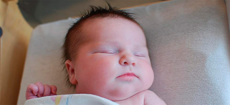 Педиатры выпустили новые рекомендации по сну младенцев