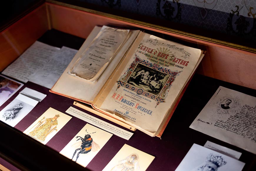 Экспозиция включала прижизненные издания музыкальных произведений Римского-Корсакова, полное собрание его сочинений и предметы быта. Фото – Псковский музей-заповедник.