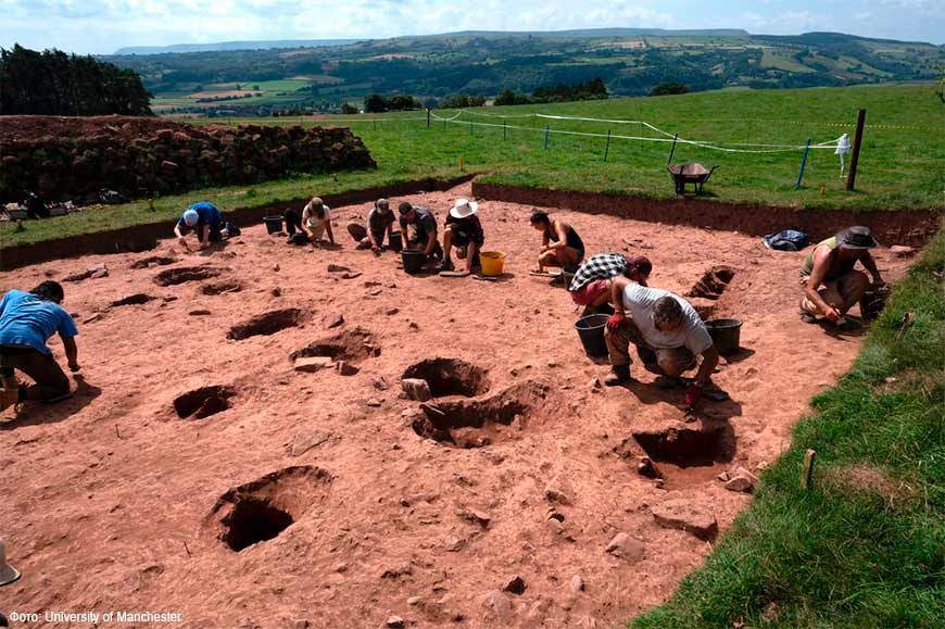 Археологи изучают окрестности Камня Артура