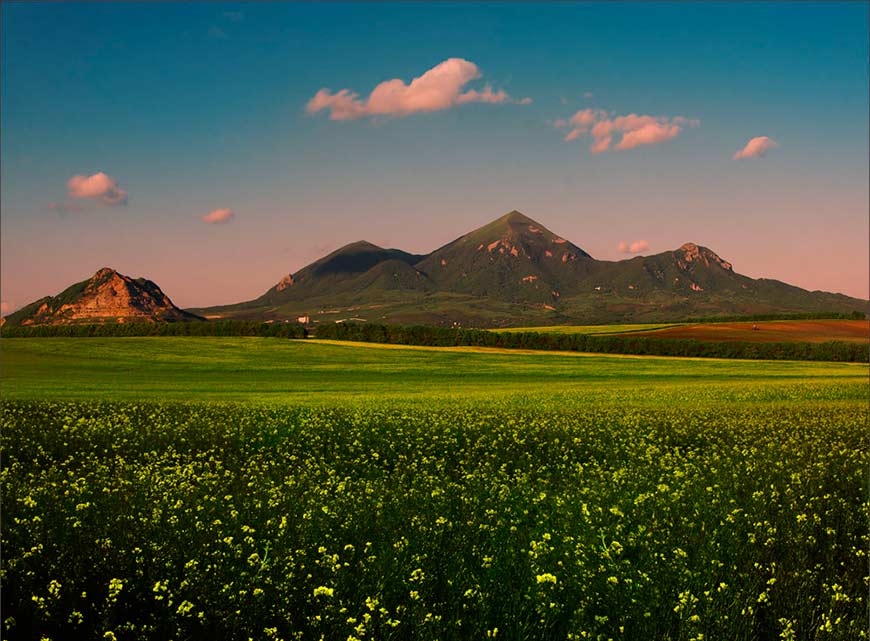 Бештау – изолированная гора в центральной части Пятигорья, высота 1400 м. Гора имеет пять глав, что отражено в ее названии: с тюркского беш – пять, а тау – гора.