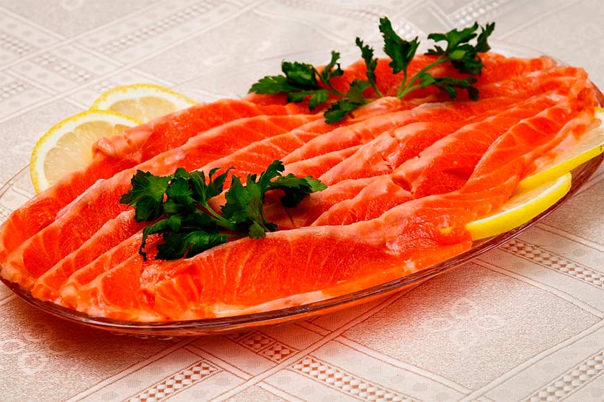 Лидером по содержанию витамина D является рыба: например, в диком лососе его до 1000 МЕ на 100 г, а в сельди – до 1676 МЕ.