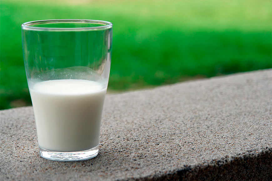 Источником витамина D является цельное молоко и изготовленные из него масло, йогурт, сметана, творог. Меньше всего витамина D в сыре – 6-30 МЕ.