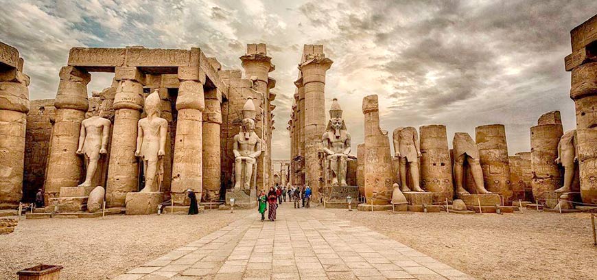 Луксор – город на восточном берегу реки Нил – сосредоточение наиболее известных археологических находок Египта. Здесь находятся Луксорский храм и храм Амон-Ра, аллея сфинксов. На другом берегу Нила расположен Город мертвых с долиной царей и множеством некрополей.