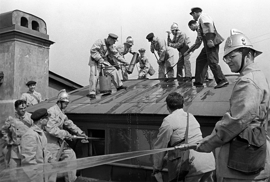 Композитор, профессор Дмитрий Шостакович на учебных занятиях по тушению зажигательных авиабомб в составе добровольной пожарной команды Ленинградской консерватории на крыше здания (крайний справа). Июль 1941 года.