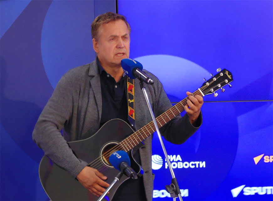 Актёру, поэту, певцу, хоккеисту Андрею Соколову исполнилось 60 лет