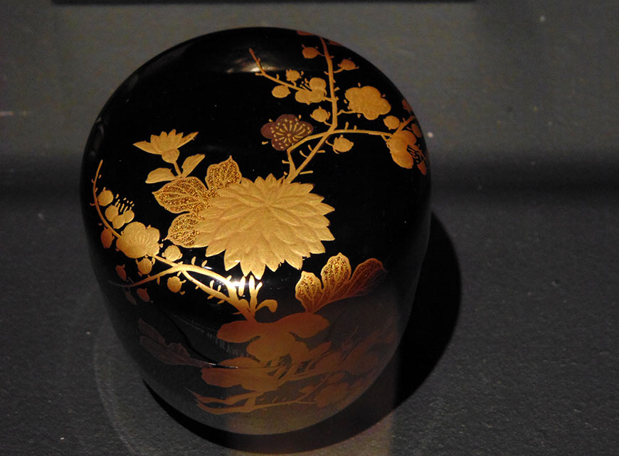 Чайница «нацумэ» («усуки») с изображением сливы и хризантемы, XX в.