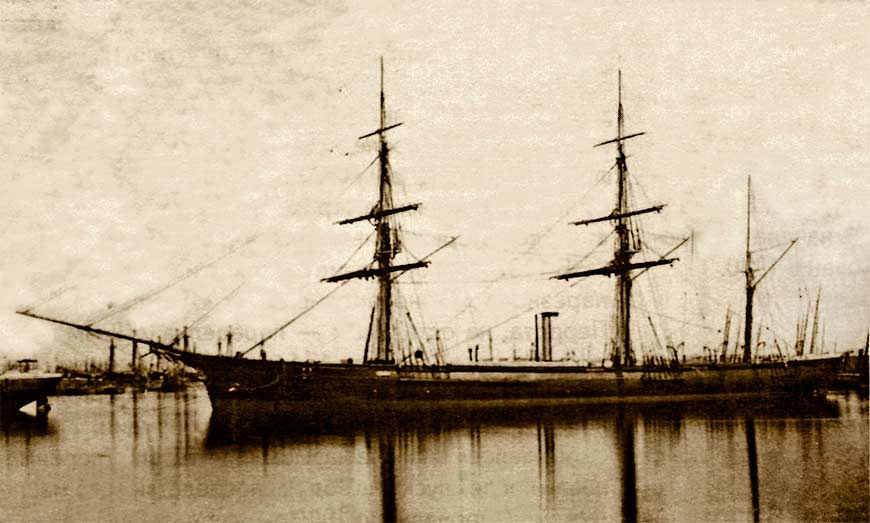 Клипер «Алмаз», на котором плавал Николай Римский-Корсаков, построен в 1861 году. Корабль имел 1585 тонн водоизмещения, длину 252 фута. Вооружен 3 большими и 4 малыми нарезными стальными орудиями. На фотографии клипер «Яхонт» той же серии, что и  «Алмаз».