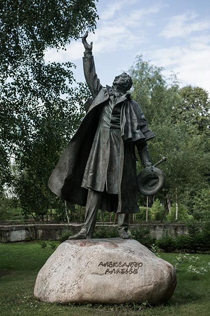 В 2017 году в Тобольске установили памятник Александру Алябьеву. Бронзовая фигура композитора изображена с маленьким поющим соловьем на вытянутой руке.