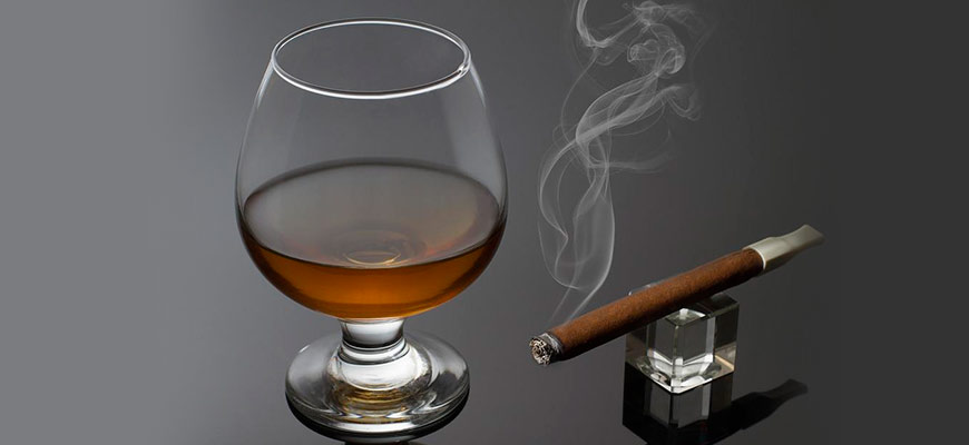 Причина почти половины смертей от рака – алкоголь и курение