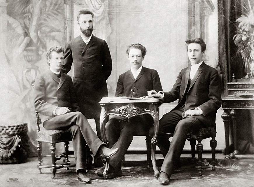 Преподаватель Московской консерватории Антон Аренский (сидит, в центре) с выпускниками 1892 года. Слева направо: Лев Конюс, Никита Морозов (стоит), Сергей Рахманинов (1873-1943).