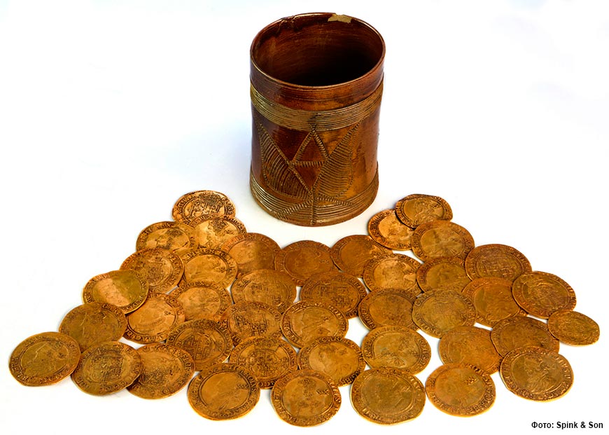 Обнаружение более 260 золотых монет, датируемых 17 и 18 веками, является «одним из крупнейших археологических находок в Великобритании», - говорит эксперт.