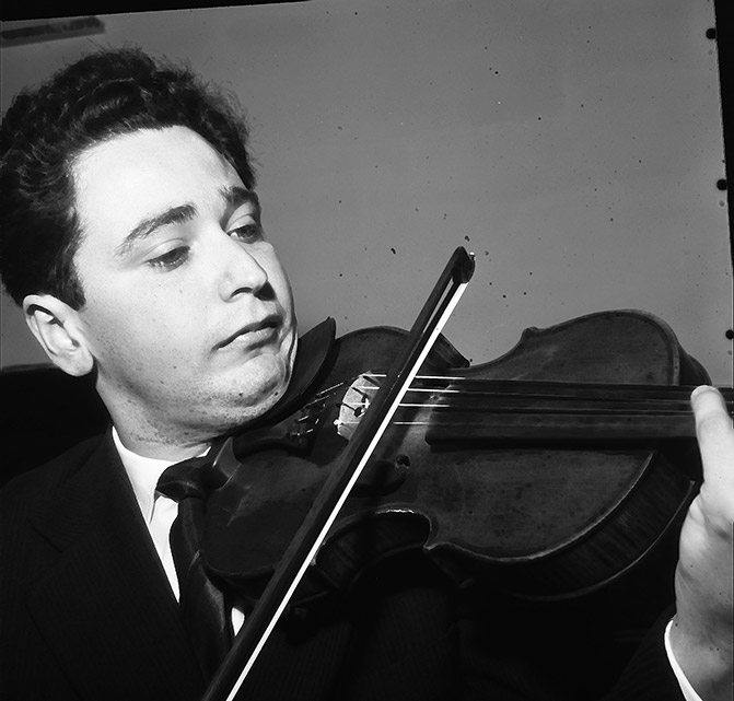 Молодой Дариус Мийо играет на скрипке