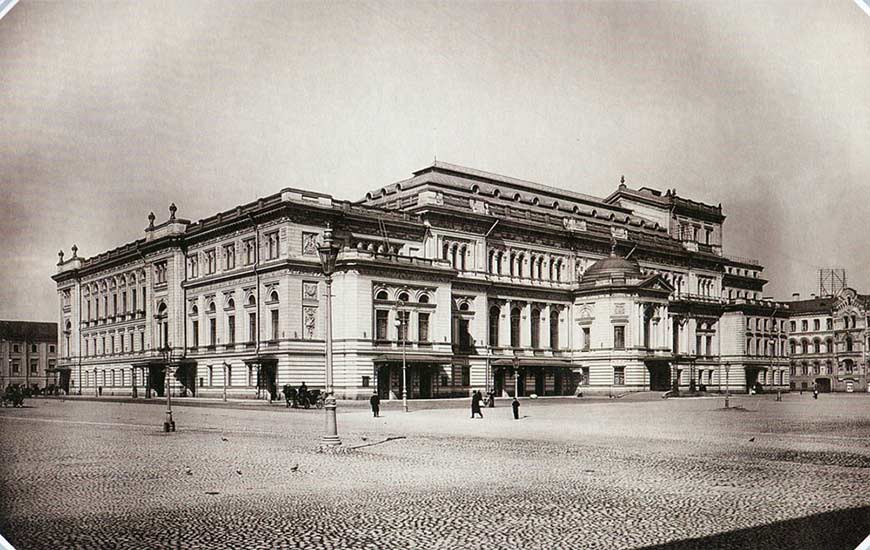 Здание Большого каменного театра на Театральной площади, возведенный к 1779 году, после очередного пожара и реконструкции в 1890-х годах по инициативе А. Рубинштейна было передано консерватории.