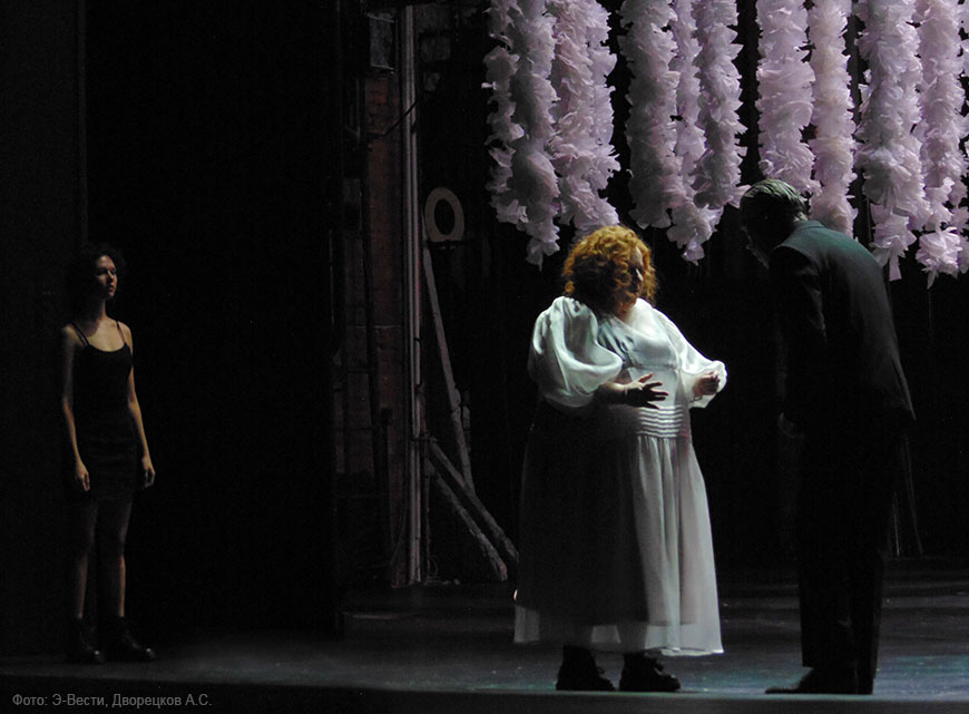 Анастасия Белова, Анна Галинова и Валерий Яременко в спектакле ШекспирГамлет в Театре Моссовета 