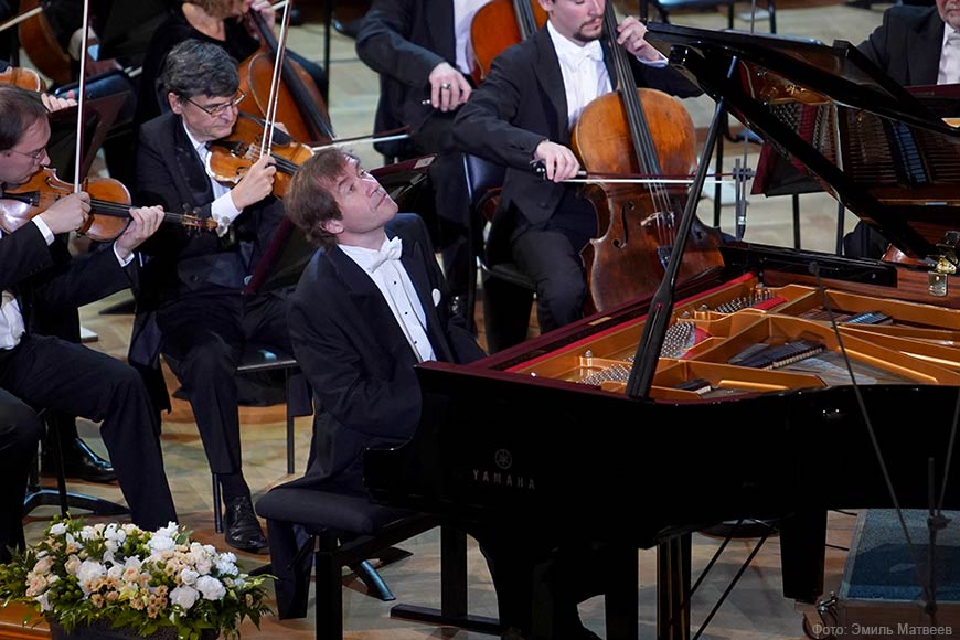 Николай Луганский пришёл поздравить маэстро и вдохновенно, мастерски исполнил с БСО рахманиновский Второй концерт