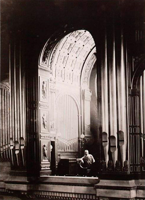 Леон Боэльман за пультом органа церкви Сен-Венсан-де-Поль в Париже
