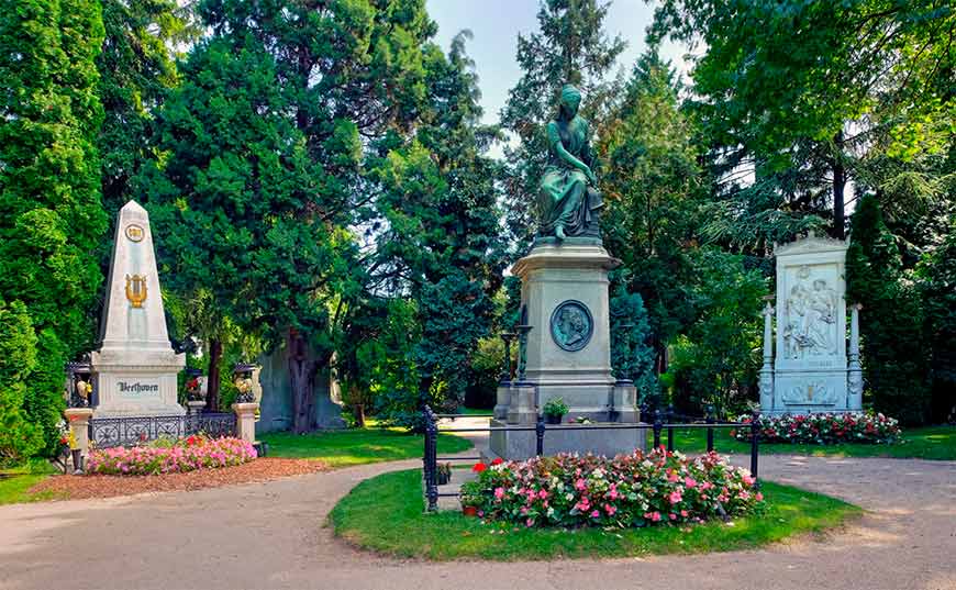Последний классик Бетховен и первый романтик Шуберт, покинувшие мир с разницей всего в полтора года, похоронены рядом на кладбище Вены.
