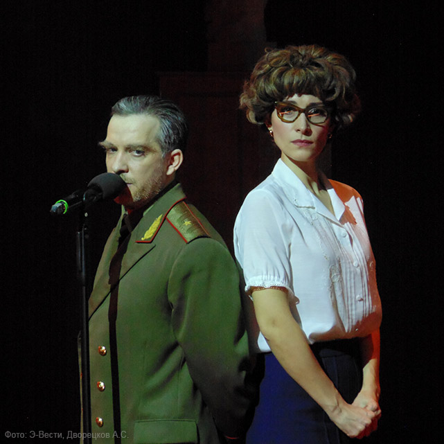 Максим Севриновский (Генерал) и Ольга Боровская (Лариса Сергеевна, соседка)