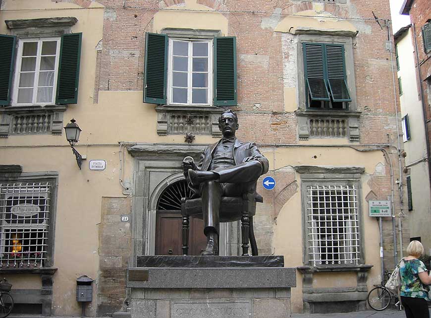 Музей Пуччини и памятник композитору в его родном городе Лукке.