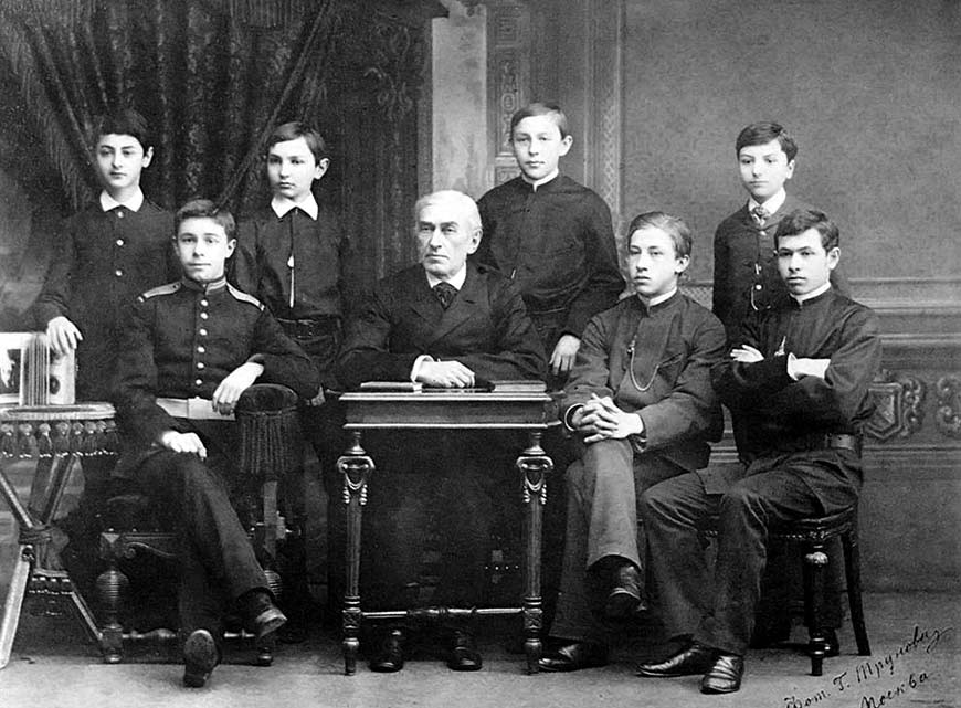 Николай Зверев и ученики его пансиона. Среди них - Саша Скрябин (сидит слева от Зверева) и Сережа Рахманинов (стоит за учителем).